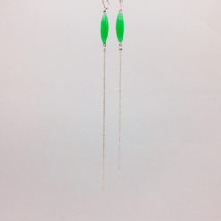 Boucles d'oreilles extra longues bonbon pimenté vert tendre + fil blanc émaillé