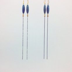 Boucles d'oreilles longues bonbon pimenté gris perle