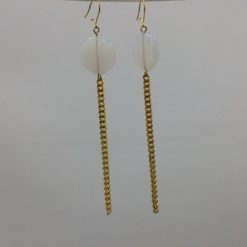 boucles d'oreilles longues galet harmonique blanc opale et fil gourmette doré or