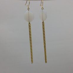 boucles d'oreilles longues galet harmonique blanc opale et fil gourmette doré or