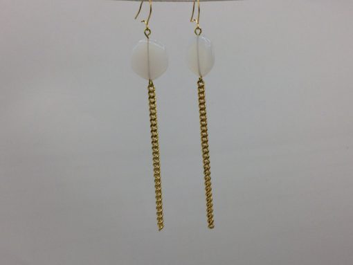 boucles d'oreilles longues galet harmonique blanc opale et fil gourmette doré or