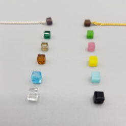 Petite Planète pendants filaires couleurs cubes cristal