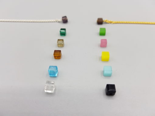 Petite Planète pendants filaires couleurs cubes cristal