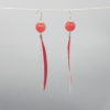 boucles d'oreilles longues plume rouge corail