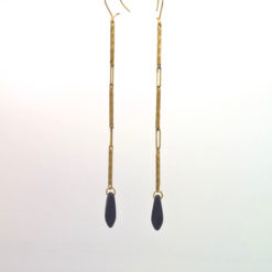 Boucle d'oreille pendants fleche de cupidon cristal de boheme noir et fil d'or laiton