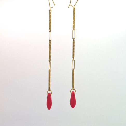 Boucle d'oreille pendants fleche de cupidon cristal de boheme rouge corail et fil d'or laiton