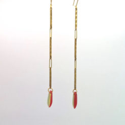 Boucle d'oreille pendants fleche de cupidon cristal de boheme bicolore rouge corail et sable sur fil d'or laiton
