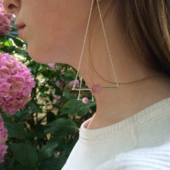 Pendant d'oreille Triangle d'Or Œil de chat rose pastel + Fil d'Argent diamanté