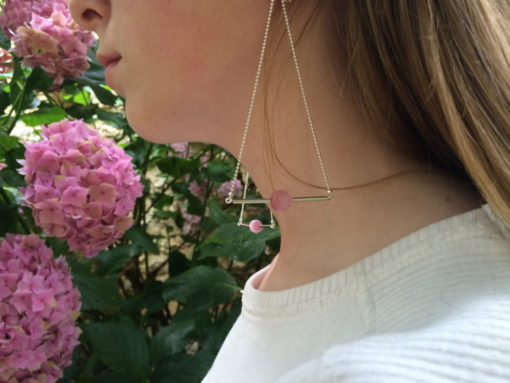 Pendant d'oreille Triangle d'Or Œil de chat rose pastel + Fil d'Argent diamanté