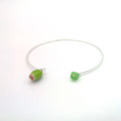 Bracelet Filaire Exotique à breloques en Murano et cristal de Bohême vert lime + Fil argent 925 profil