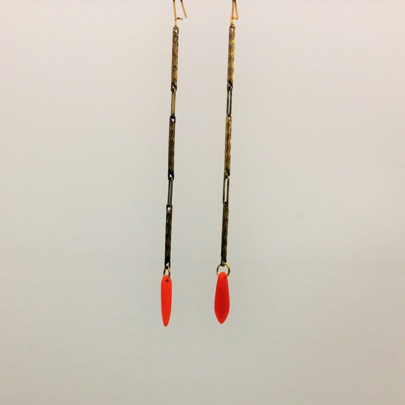 Boucles d'oreilles pendants fleche de cupidon cristal de boheme orange et fil d'or laiton