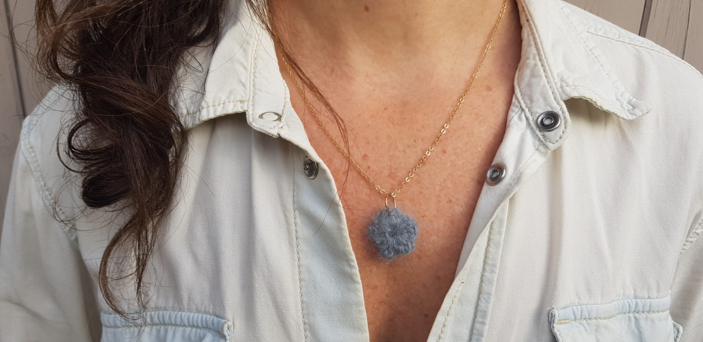 collier fleur d'angora gris perle